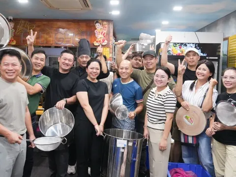 Đến Vietnam Phở Festival ăn phở Thìn, phở Khỏe và xem bà bán phở rang thảo mộc thơm lừng