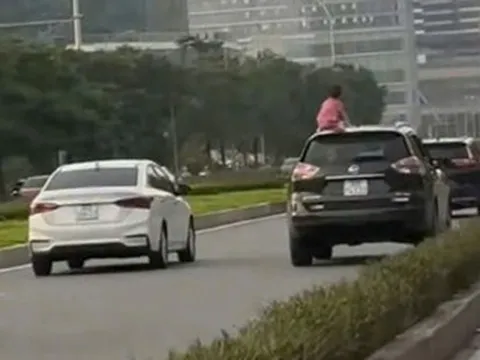 Cảnh sát xử phạt nữ tài xế để trẻ em ngồi trên nóc ô tô đang chạy ở Hà Nội