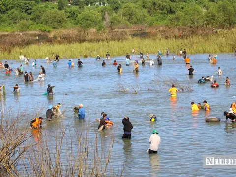 Hàng ngàn người đổ về đập Trị An săn “lộc trời”