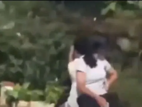 VIDEO: Hai nữ sinh “làm xiếc” trên xe máy điện