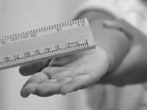 Sáng, chiều đều hỏi 'ở lớp, cô giáo có đánh con không?'