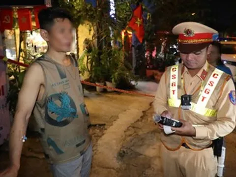 Tài xế say ‘ngất ngưởng’, tay cắm kim truyền dịch vẫn nói 'không bỏ được bia'