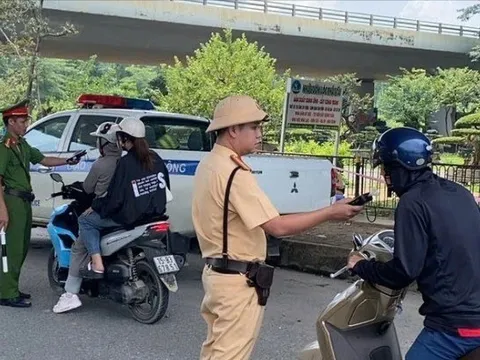 Chỉ 2 tiếng phát hiện hơn 1.900 trường hợp vi phạm nồng độ cồn