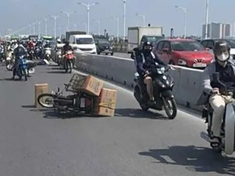 Tài xế nghi nhảy cầu Vĩnh Tuy sau tai nạn, hàng chục cảnh sát tìm kiếm