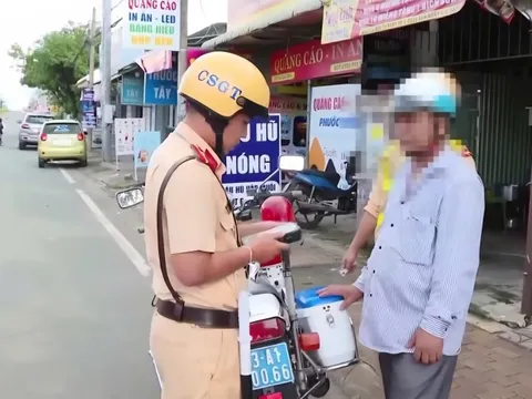 Sau cuộc nhậu, tài xế "méo mặt" vì bị tước bằng lái xe