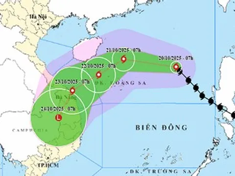 Bão số 12 hướng vào Huế - Quảng Ngãi, miền Trung mưa lớn dồn dập
