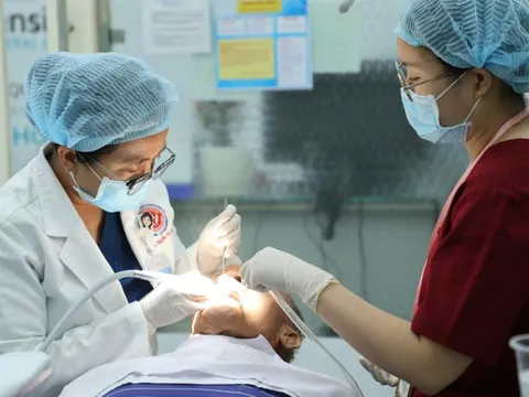 Già hóa dân số nhanh, sức khỏe răng miệng người cao tuổi trở thành thách thức