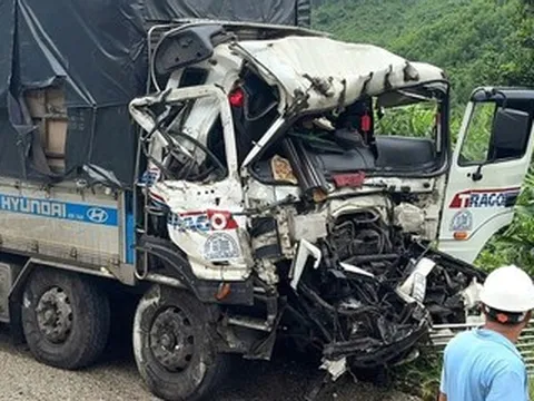 Tai nạn liên hoàn, xe tải biến dạng trên cao tốc La Sơn - Túy Loan