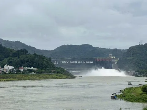 Nhà máy thủy điện lớn thứ 2 Việt Nam mở 1 cửa xả lũ