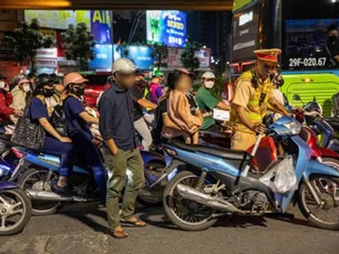 Nữ tài xế ở Hà Nội bị phạt nồng độ cồn sau buổi tiệc 20/10