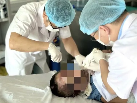 Giữ thang giúp hàng xóm, người đàn ông nhập viện với 30% cơ thể bỏng rộp