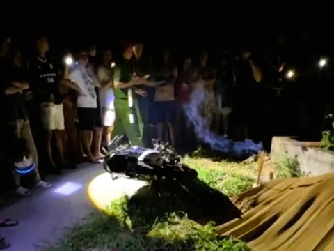 Tông vào cột bê-tông ven đường, đôi nam nữ đi xe máy thương vong