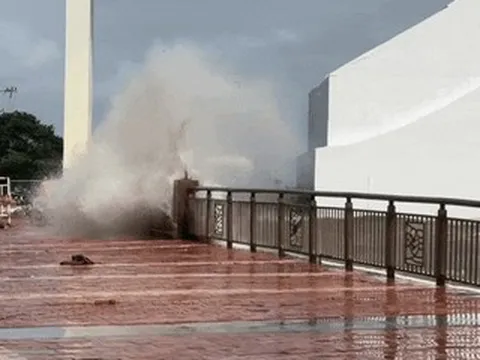 Bão số 12 chưa đổ bộ, nước sông Hàn đã tràn qua đường