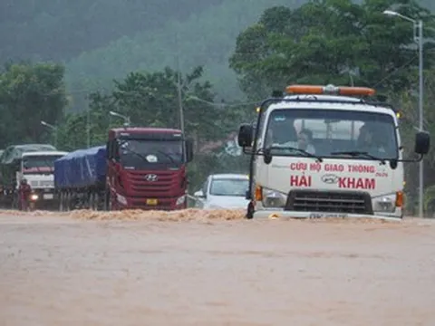 Bão số 12 'gặp' không khí lạnh, nhận định tâm điểm mưa lũ rất lớn ở miền Trung