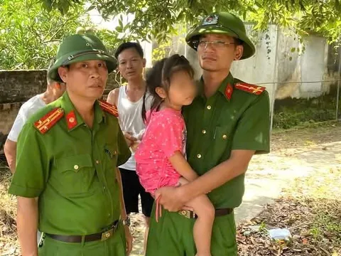 Giải cứu bé gái 4 tuổi bị bố đẻ đe dọa treo cổ lên trần nhà