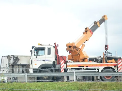 Xe tải lật chắn ngang cao tốc Vĩnh Hảo - Phan Thiết, nhiều tài xế cùng phụ dọn hàng hóa rơi vãi