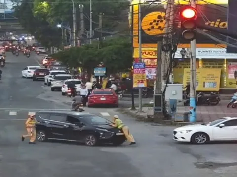 Tạm giữ hình sự tài xế tông thẳng vào cảnh sát giao thông