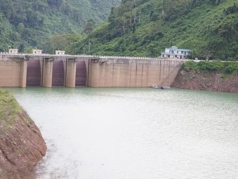 Hồ chứa lớn miền Trung hạ mực nước, sẵn sàng ứng phó lũ do bão số 12 gây ra