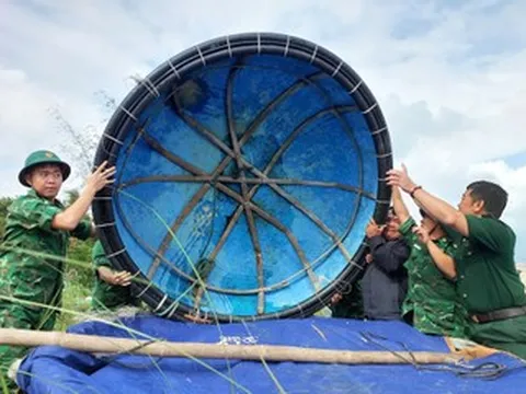 Người dân Đà Nẵng hối hả kéo tàu thuyền, dựng ‘đê’ chống ngập tránh bão số 12