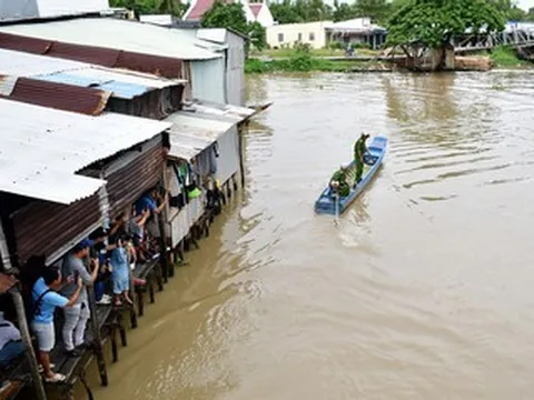 Tìm thấy thi thể bé 4 tháng tuổi, nghi rơi xuống kênh khi ngủ cùng gia đình