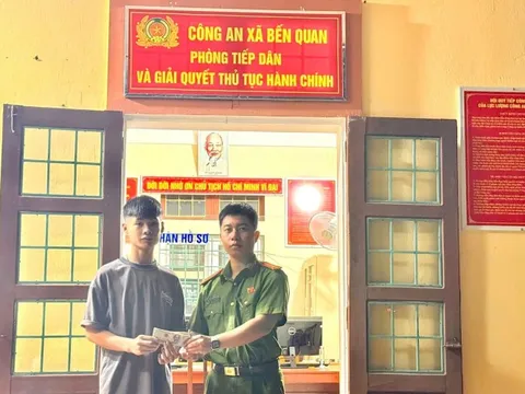 Nhặt được nhiều tờ tiền mệnh giá lớn ở bên lề đường, nam sinh liền giao nộp