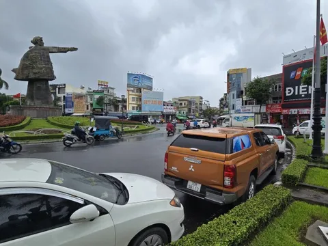 Lo mưa đặc biệt lớn, nhiều tài xế Đà Nẵng "mách nhau" đưa xe ô tô “giành chỗ” tránh ngập