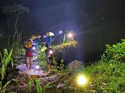 Người dân miền núi Đà Nẵng rời làng trong đêm, căng mình phòng chống bão lũ sạt lở