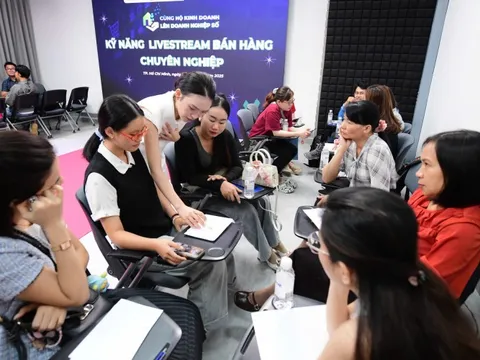 TP.HCM: Tiểu thương thực hành livestream, học 'bí kíp sinh tồn' bán hàng online chuyên nghiệp