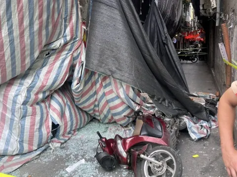 Đôi nam nữ thương vong khi đi xe máy qua ngôi nhà đang tháo dỡ