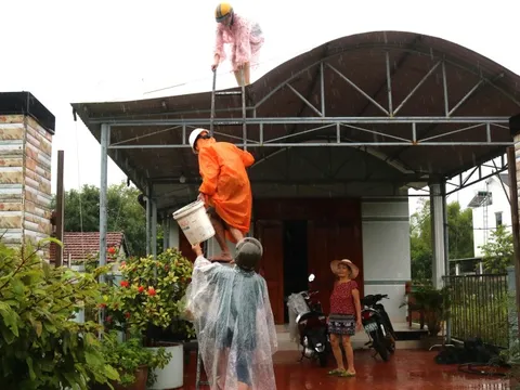 "Trời quang mưa tạnh", người dân Đà Nẵng vẫn căng mình ứng phó bão số 12