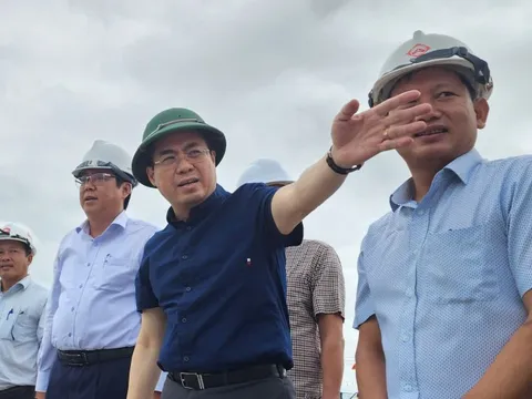 Chủ tịch Quảng Ngãi kiểm tra bờ biển trước bão, điều tiết hồ chứa phòng lũ