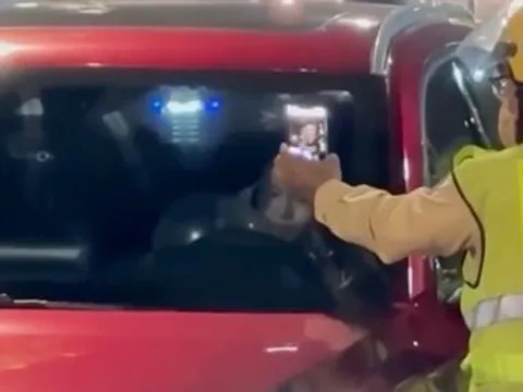 Danh tính nữ ca sĩ không bằng lái, hút 'bóng cười' trước mặt CSGT