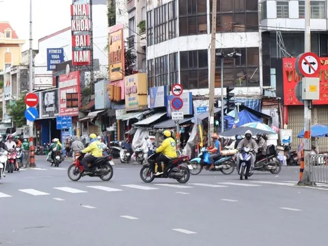 Nhiều người đi xe máy phớt lờ biển cấm rẽ trái, rẽ phải ở trung tâm TP.HCM
