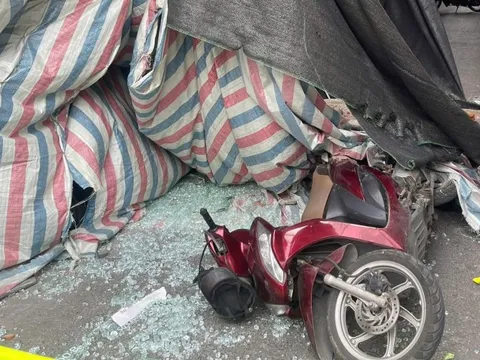 Bê tông từ căn nhà đang thi công rơi trúng 2 người đi đường