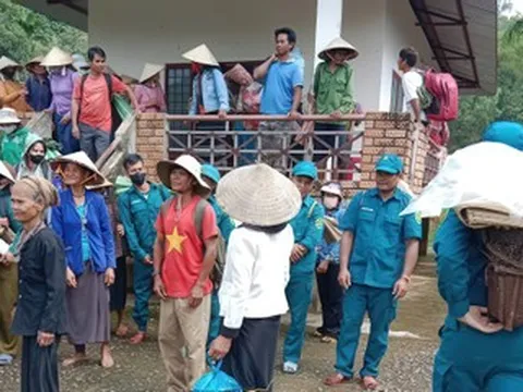 Núi nứt toác nguy hiểm trước bão số 12, sơ tán khẩn cấp 216 người