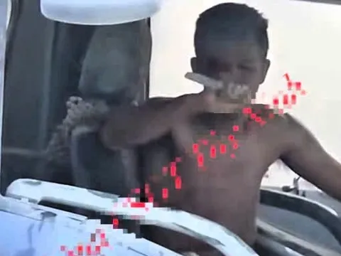 Khống chế tài xế "ngáo đá" lái xe tải lạng lách, cầm dao chống trả công an