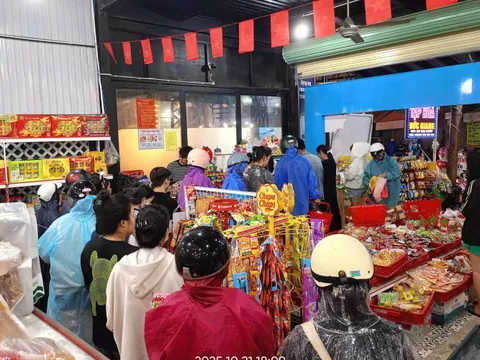 Đà Nẵng lên tiếng về thông tin "thành phố cho nghỉ làm, đóng cửa chợ" do bão số 12 (Fengshen)