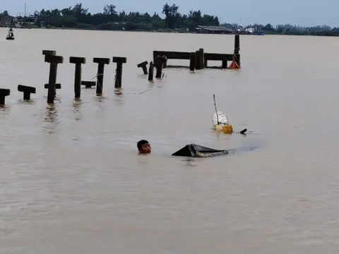 Bão số 12 Fengshen chưa vào, nhiều ghe, tàu đã chìm ở Quảng Trị