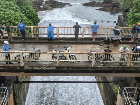 Người dân Đà Nẵng kéo nhau đi xem hồ Phú Ninh xả nước đón bão Thần Gió