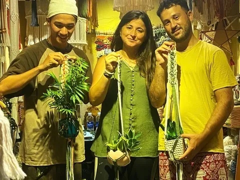 Người dân Đà Nẵng chung tay dọn rác sau bão, làm sạch môi trường