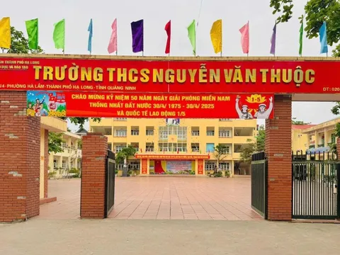 Cách chức hiệu trưởng chỉ đạo sửa điểm từ yếu lên giỏi cho con cán bộ phường