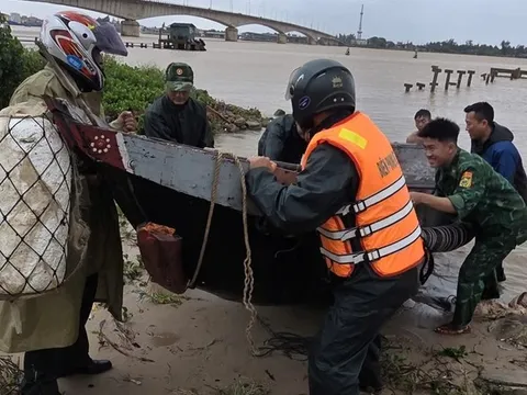 Thủ tướng: Đình hoãn các cuộc họp không cấp bách để ứng phó bão số 12