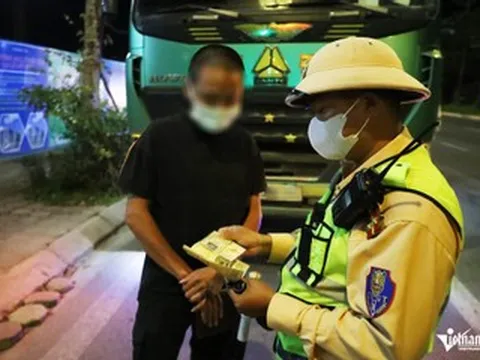 CSGT Hà Nội ra quân trong đêm, gần 90 xe tải bị xử lý, tài xế lúng túng giải trình