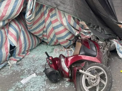 Vụ kính, bê tông rơi từ công trình xuống đường: Nạn nhân tử vong là người thu gom kính vụn