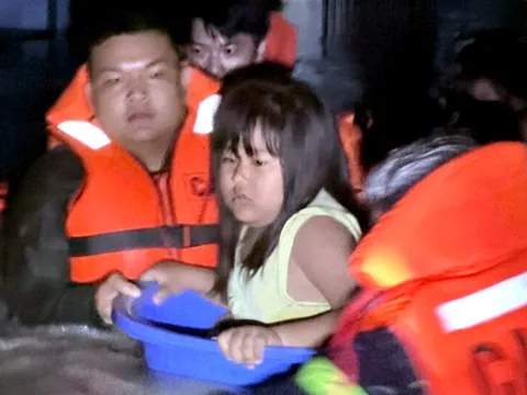 Giải cứu 127 người bị cô lập sau cơn mưa lớn ở TP.HCM