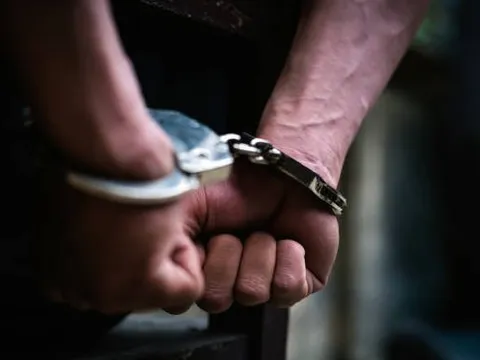 Khởi tố một phó giám đốc công ty xây dựng và vận tải