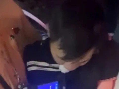 VIDEO: Tài xế xe ô tô say xỉn, đứng không vững khi đo nồng độ cồn