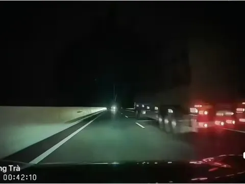 Ô tô phóng ngược chiều trên cao tốc Móng Cái - Vân Đồn bất chấp nguy hiểm