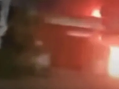 Tiệm tạp hóa cháy ngùn ngụt trong đêm, người đàn ông không kịp thoát thân