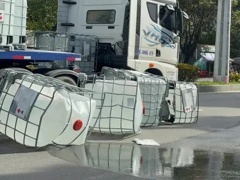 4 thùng chất lỏng đổ ra đường sau sự cố giao thông khiến người dân đau đầu, buồn nôn